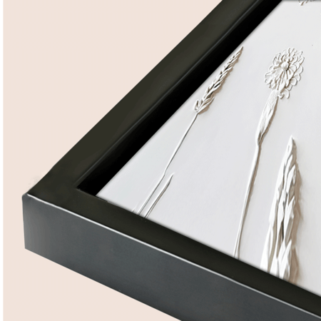 لوحة جبسية جدارية تعرض تفاصيل زهرية منحوتة يدوياً باللون الأبيض النقي