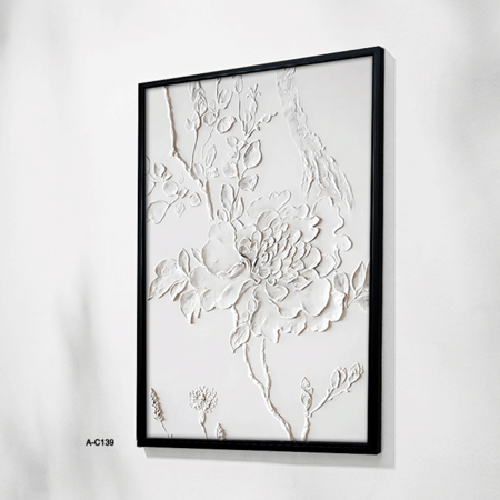 لوحة جبسية جدارية تعرض تفاصيل زهرية منحوتة يدوياً باللون الأبيض النقي