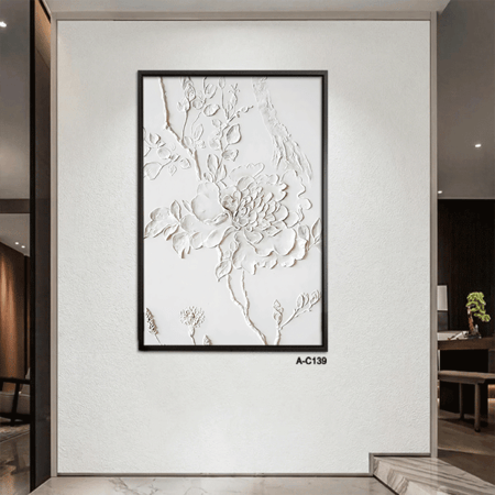 لوحة جبسية جدارية تعرض تفاصيل زهرية منحوتة يدوياً باللون الأبيض النقي