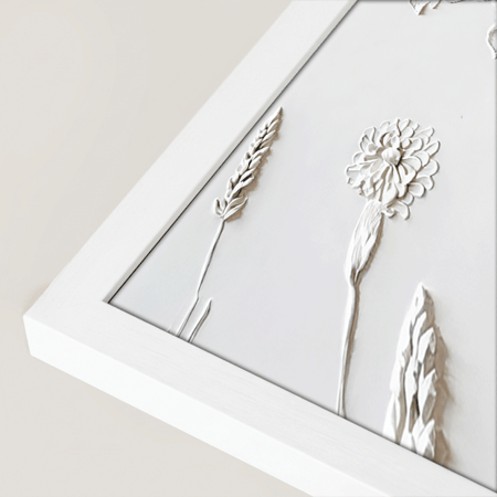 لوحة جبسية جدارية تعرض تفاصيل زهرية منحوتة يدوياً باللون الأبيض النقي