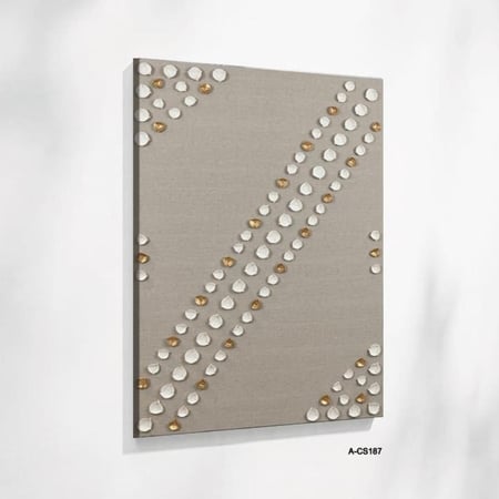 لوحة بتلات منحوتة جبسية بألوان الأبيض والذهبي فوق خلفية قماشية رمادية دافئة