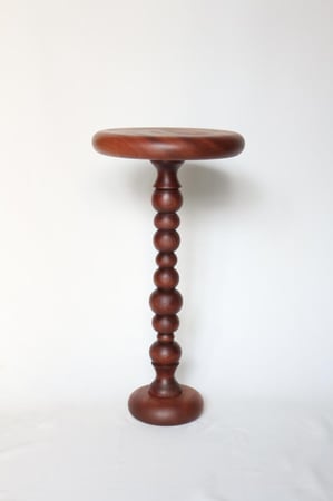 طاولة بأرجل مدورة