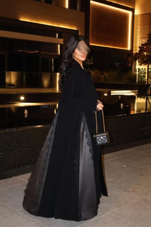 عبايه رقم 49 كسرات دانتيل قصة كلوش