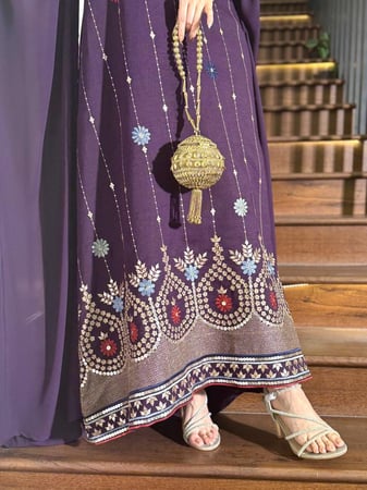 جلابية مطرزة