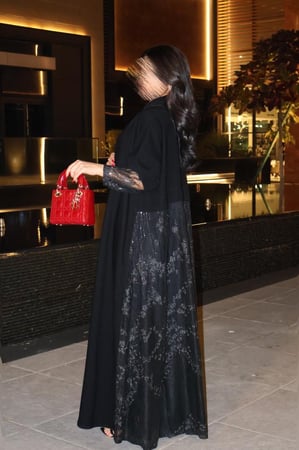 عباية رقم 51 كلوش مع شك من الخلف والاكمام