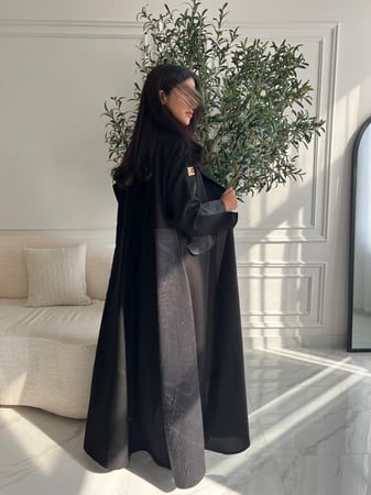 عبايـة زاهية