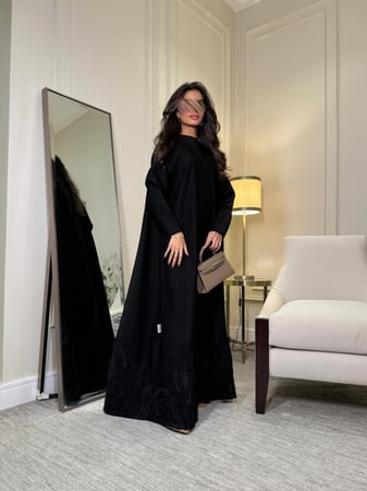 عباية مطرزة اسود