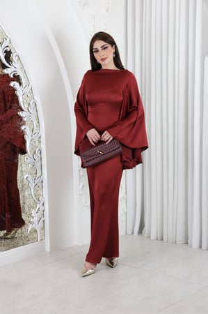 فستان ساتان طويل بأكمام كلوش