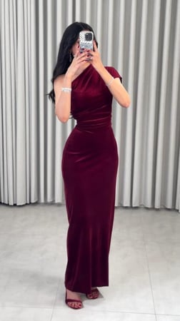 فستان مخمل بكتف واحد برغندي