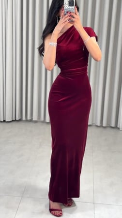 فستان مخمل بكتف واحد برغندي