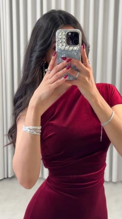 فستان مخمل بكتف واحد برغندي