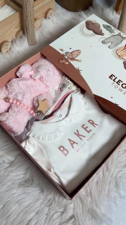 طقم هدية مواليد تيد بيكر بنات 3 - 6 أشهر