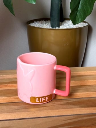 كوب سيراميك زهري أنيق بنقشة LIFE – لمسة جمال في كل رشفة