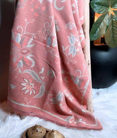 اكتشفي شال مشجر فاخر بتصميم أنيق يضفي لمسة حيوية شحن سريع