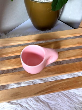 كوب سيراميك وردي أنيق بمقبض مميز