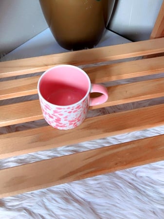 كوب سيراميك وردي بنقاط ناعمة – تصميم أنثوي أنيق للمشروبات الساخنة لعشاق القهوة