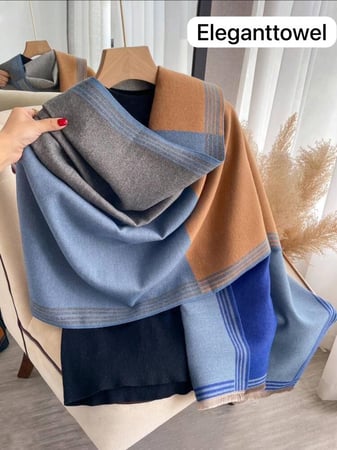 أضيفي لمسة أناقة مع شال كشميري أزرق من الفتيات الوردية