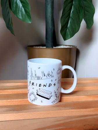 كوب سيراميك أبيض برسومات مسلسل فريندز – تصميم أنيق لعشاق المسلسلات