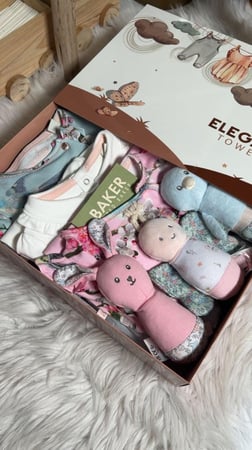 هدية مولودة من تيد بيكر مع العاب وبوكس