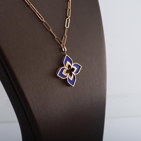 عقد ذهب تصميم عالمي