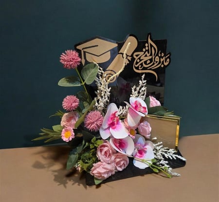 مجسم اكريلك تخرج ورد صناعي