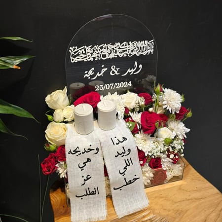 مجسم اكريلك للخطوبة ورد طبيعي  رقم المنتج A3342