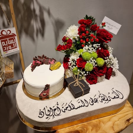 لوح خشب وسلسلة وكيكة