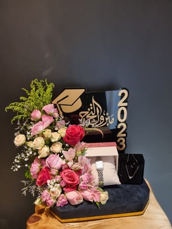 مجسم اكريلك للتخرج ورد طبيعي من غير الهدايا  44121