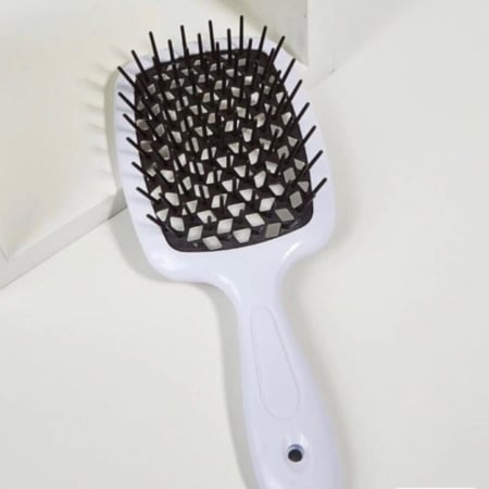 فرشاة لتسريح الشعر باللون الأسود