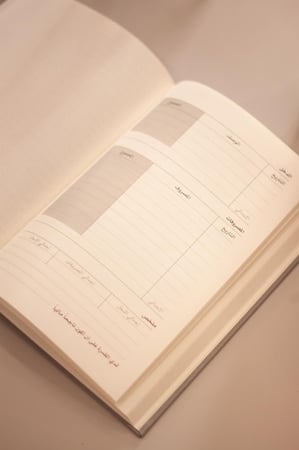 أجندة 2026م - تشمل السنتين الهجرية 1447 - 1448 هـ .. هاردكفر قماشي - لون رمادي فاتح