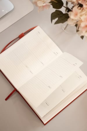 أجندة 2026م - تشمل السنتين الهجرية 1447 - 1448 هـ .. هاردكفر قماشي - لون أخضر عشبي