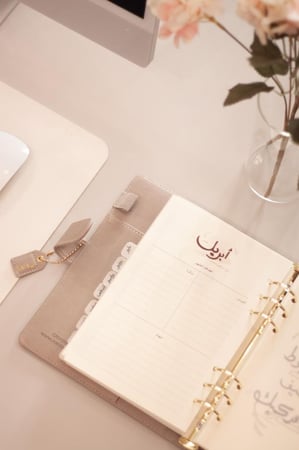 أجندة 2026م - تشمل السنتين الهجرية 1447 - 1448 هـ .. A5 SIZE - لون رمادي