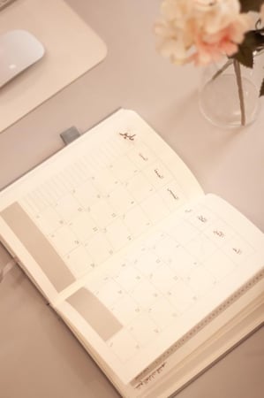 أجندة 2026م - تشمل السنتين الهجرية 1447 - 1448 هـ .. هاردكفر قماشي - لون رمادي فاتح