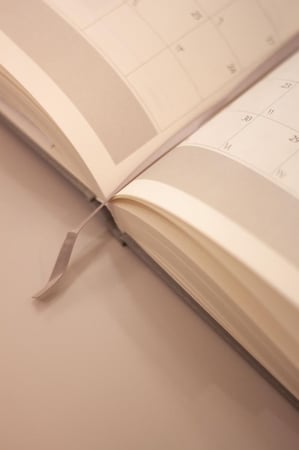 أجندة 2026م - تشمل السنتين الهجرية 1447 - 1448 هـ .. هاردكفر قماشي - لون رمادي فاتح