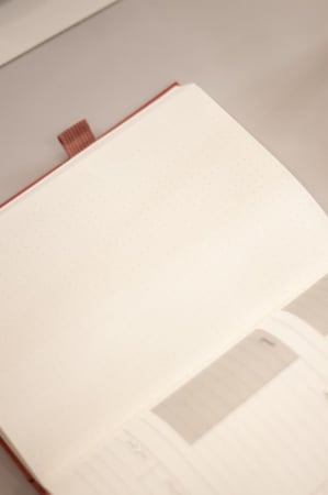 أجندة 2026م - تشمل السنتين الهجرية 1447 - 1448 هـ .. هاردكفر قماشي - لون وردي