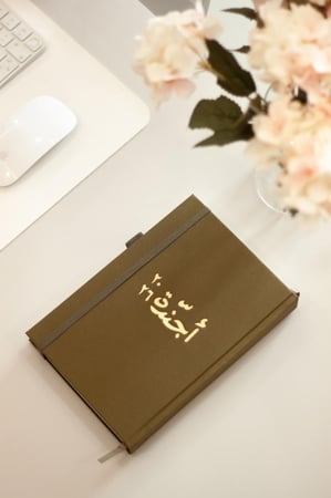أجندة 2026م - تشمل السنتين الهجرية 1447 - 1448 هـ .. هاردكفر قماشي - لون أخضر عشبي