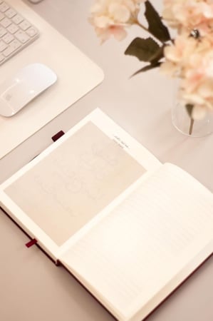 أجندة 2026م - تشمل السنتين الهجرية 1447 - 1448 هـ .. هاردكفر قماشي - لون عودي