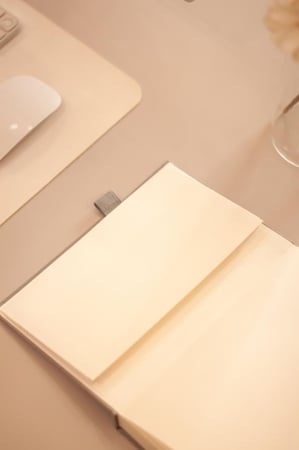 أجندة 2026م - تشمل السنتين الهجرية 1447 - 1448 هـ .. هاردكفر قماشي - لون رمادي فاتح