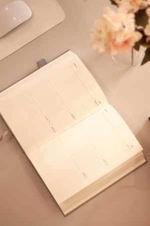 أجندة 2026م - تشمل السنتين الهجرية 1447 - 1448 هـ .. هاردكفر قماشي - لون رمادي فاتح