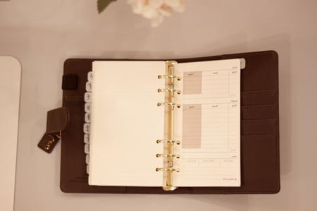 أجندة 2026م - تشمل السنتين الهجرية 1447 - 1448 هـ .. PERSONAL SIZE - لون رمادي