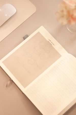 أجندة 2026م - تشمل السنتين الهجرية 1447 - 1448 هـ .. هاردكفر قماشي - لون رمادي فاتح