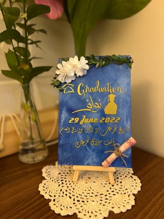 لوح اكريلك ملون وتنسيق بالورد مقاس 5A ينفذ حسب الطلب