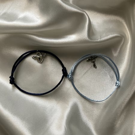 اساور الصداقة مع بعض