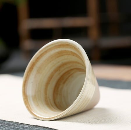 كوب فخار مخروطي بقاعدة منفصلة