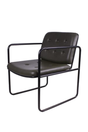 كرسي جلدي بإيطار حديدي