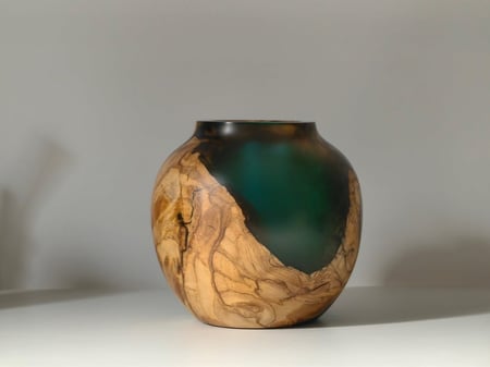 مزهرية من الخشب و الريزن