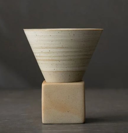 كوب فخار مخروطي بقاعدة منفصلة