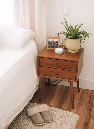 طاولة سرير جانبية خشبية - ميد سينشري