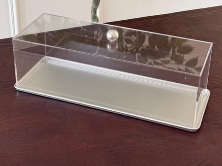 صحن فضي بغطاء مع ستاند اكرليك