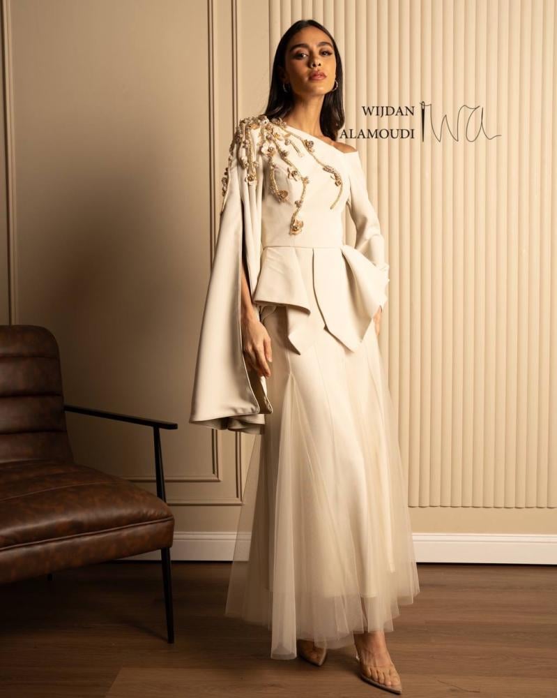 بدلة أنيقة مكونة من قطعتين من قماش الكريب البيج بتطريز ذهبي فاخر